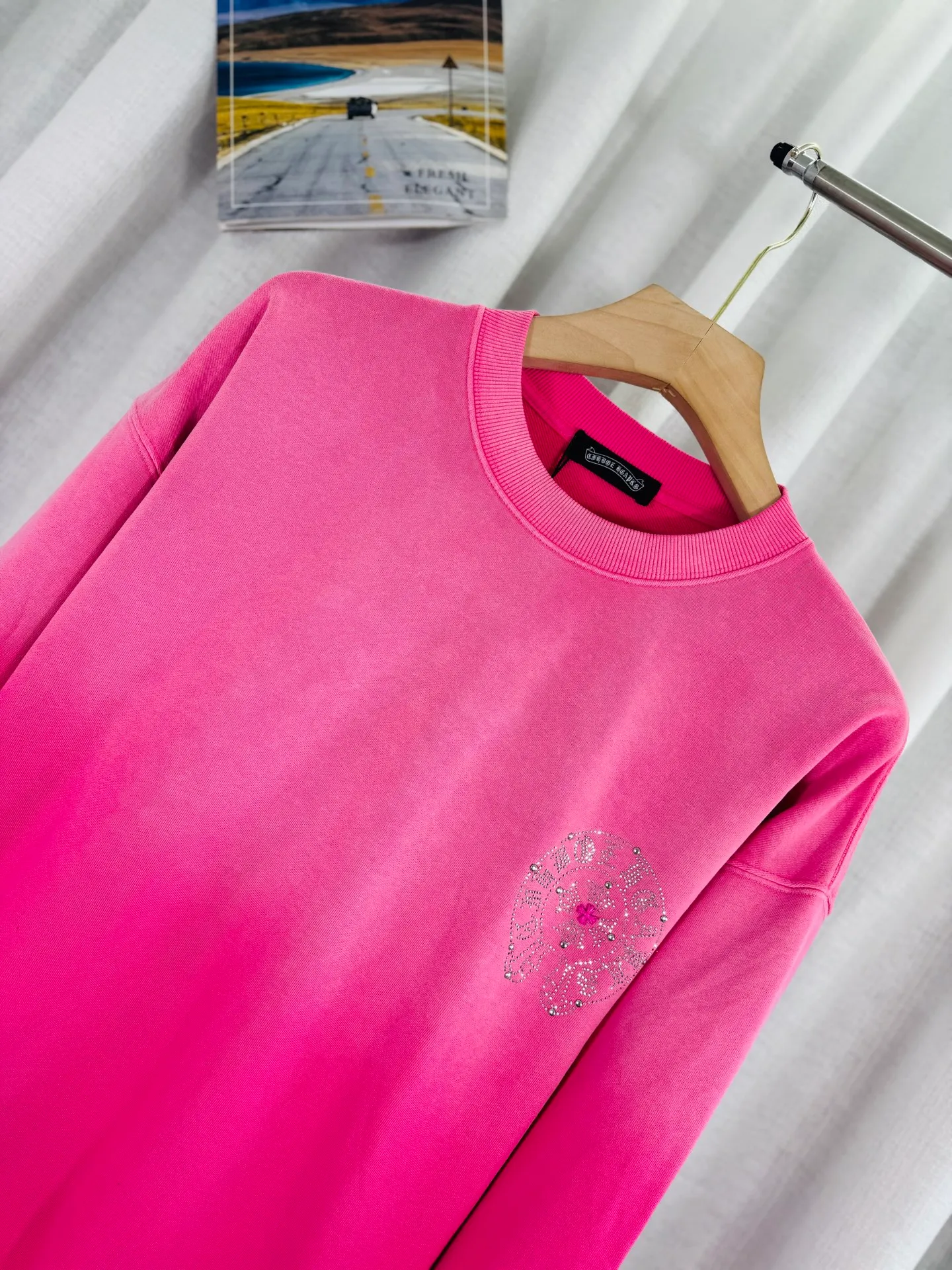 P290 top version, real shot without P, ​​different from market currency) 𝗖𝗵𝗿𝗼𝗺𝗲 𝗛𝗲𝗮𝗿𝘁𝘀/Croxin 2025 Autumn and Winter New Original Single Counter American 3D Rivets and Stickers Couple Casual Sweater 👑The highest version! Customized fabric 430g tripe terry fabric! American-style pickled and distressed original fabric, laser-burned flowers, rivets and diamonds, exquisite embroidery of letters! The best-selling model in the counter, very comfortable to wear. Accessories: original molded and authenticated collar label➕100% silk wash label. Genuine purchase-grade original hangtag➕matching hanging rope➕3D hanging beads➕original packaging bag. Craftsmanship: The original version has consistent wiring! The highest version of the armhole matching technique! Color: Pink Black Green Purple Size: S M L XL Style Number: 25-375